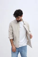 Sobrecamisa azul marino confeccionada en mezcla de lino y algodón, con cuello clásico, cierre frontal de botones, bolsillos aplicados en el pecho y bolsillos inferiores.
