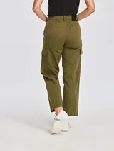 Pantalón cargo de corte recto y tiro alto en color verde militar, con bolsillos laterales tipo cargo en los muslos, bolsillos frontales profundos y cierre de cremallera con botón.