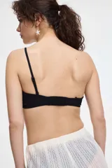 Top de bikini negro con un solo tirante.