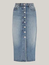 Falda midi de denim celeste con botones frontales y corte recto.