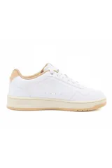 Championes Puma Court Classy de mujer, color blanco con detalles en tostado en la lengüeta, el talón y la suela, diseño urbano con perforaciones en la puntera y logotipo lateral en relieve dorado.