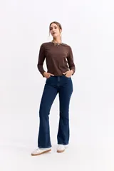 Remera de manga larga en color beige, con cuello redondo y corte recto, confeccionada en algodón.