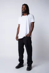 Jean de denim negro, corte mom fit oversize, con tiro alto y pierna recta.