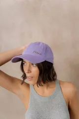 Gorra estilo baseball de algodón con efecto lavado en tono tostado y detalle de logo Peach metálico en el frente. Cuenta con visera curva y diseño regulable.
