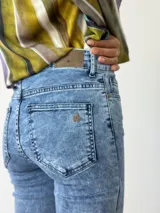 Pantalón de jean Oxford color celeste con efecto lavado.