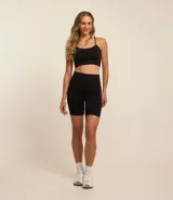 Top deportivo blanco texturizado, con breteles finos ajustables y copas removibles.