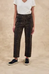 Pantalón de jean recto con estampado animal print en tonos marrones y negros.