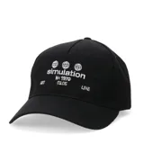Gorra tipo baseball color negro con bordado frontal en color blanco que incluye tres globos terráqueos y el texto 'simulation N+ 1970 03.05 ART LINE'.