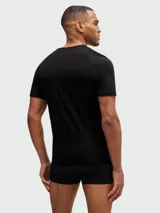 Pack de tres remeras negras de algodón con cuello en V.