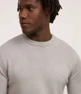 Suéter masculino de cuello redondo y manga larga, confeccionado en tejido de malla con textura de cuadros grid. Presenta un diseño minimalista y versátil, ideal para diversas ocasiones.