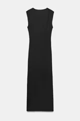 Vestido midi negro con escote asimétrico, sin mangas y detalle de drapeado delantero.