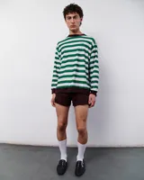 Remera manga larga blanca con rayas horizontales verdes y cuello marrón.