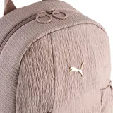 Mochila Puma modelo Up Small, color rosado viejo, con diseño de textura arrugada y logo metálico dorado en el frente. Cuenta con cierre principal y correas ajustables.