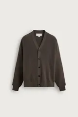 Cárdigan regular fit de punto tejido en hilatura de algodón color marrón oscuro. Presenta cuello en V, manga larga, acabados en rib y cierre frontal con botones oscuros.