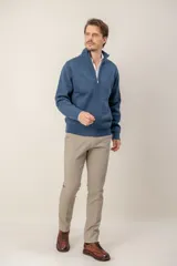 Campera tipo sweater de punto con cierre frontal completo, cuello alto y bolsillos laterales. Confeccionada en mezcla de lana y viscosa, con puños y ruedo acanalados.