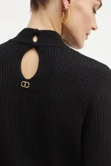 Vestido corto negro de hilo mezcla de lana con aplicación de crochet en la parte delantera, cuello alto, mangas largas sueltas con efecto globo en los puños, cierre trasero con botones forrados y placa con el logo Oval T en la espalda.