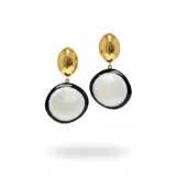 Caravanas con diseño de pieza superior ovalada en metal dorado y pieza inferior circular de resina con centro blanco y borde negro.