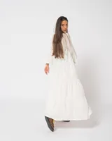 Camisola larga color verde esmeralda con botones de madera, corte holgado, cuello mao y mangas largas acampanadas con volados.