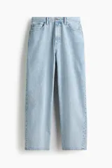 Jean de corte baggy en denim de algodón rígido, color celeste claro, con diseño de cinco bolsillos, tiro bajo y piernas redondeadas extraamplias.
