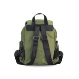 Mochila de nylon color bordó con tapa y broche metálico. Tiene apertura superior con broche, bolsillos internos, bolsillo con cierre metálico al frente y laterales. Incluye asas rígidas de mano y correas regulables para colgar en la espalda.