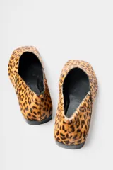 Zapato plano tipo ballerina con escote en V y punta cuadrada, confeccionado en cuero con estampado animal print de leopardo.