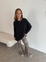 Conjunto de dos piezas compuesto por un buzo de cuello redondo y mangas largas con diseño holgado y un pantalón de corte recto y tiro alto. Ambas prendas están confeccionadas en tejido de punto acanalado.