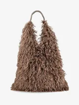 Cartera de diseño amplio y estructura flexible, confeccionada en textura de pelo sintético que aporta volumen. Cuenta con asas cortas integradas para llevar al hombro o en la mano.