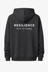 Canguro negro con capucha, confeccionado en algodón con felpa. Presenta un diseño bordado en la espalda con la frase 'RESILIENCE WITH IN SILENCE' en color blanco.