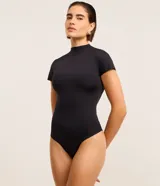 Body de poliamida color marrón, de diseño ajustado al cuerpo, con cuello medio y mangas cortas.