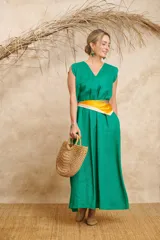 Vestido largo color coral, confeccionado en lino, con escote en V y mangas cortas con volados.