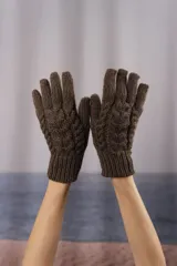 Guantes tejidos a mano en punto jersey color marrón, con detalle de trenza.