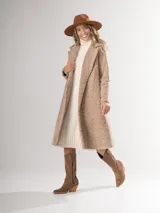 Tapado negro de lana rústica con cinto negro incluido, de corte oversized.