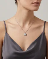 Collar de acero con dije en forma de trébol de cuatro hojas, completamente cubierto de circonias brillantes.