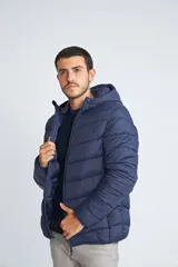 Campera puffer de hombre con capucha, cierre frontal completo y bolsillos laterales. Diseño acolchado con costuras horizontales.