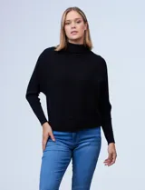 Buzo negro de tejido acanalado, marca Philosophy, con cuello alto y manga larga japonesa.