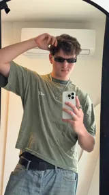 Remera verde militar con estampado frontal, corte boxi y mangas cortas. Confeccionada en jersey peinado 100% algodón.