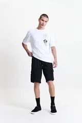 Bermuda cargo negra de corte recto, con bolsillos laterales y traseros con solapa. Cintura elastizada con cordón ajustable.