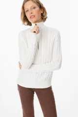 Sweater de punto gris con textura de ochos, cuello alto con cierre frontal parcial, manga larga y puños y ruedo acanalados.