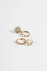 Aros de acero quirúrgico plateados con diseño de argolla pequeña y dije colgante en forma de moneda, decorado con strass incrustado.