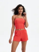 Musculosa de breteles finos con escote recto, confeccionada en tejido texturizado tipo nido de abeja.