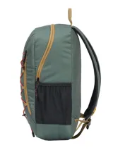 Mochila urbana y de senderismo marca Caterpillar, color verde con detalles en naranja y marrón. Presenta un diseño ligero en tejido ripstop hexagonal, con cordón elástico frontal para almacenamiento, bolsillos laterales de malla, compartimento principal con bolsillo interior y logo reflectante.