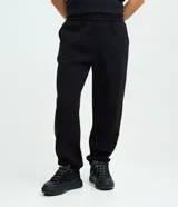 Pantalón jogger de algodón con felpa, color negro, con cintura elástica, cordón ajustable, bolsillos laterales y puños elásticos en los tobillos.