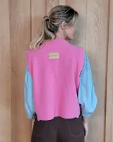 Chaleco tejido de punto en lana lambswool, con cuello redondo, diseño sin mangas y aberturas laterales en el ruedo.