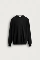 Jersey regular fit de punto tejido en cashmere, color negro, con cuello redondo y manga larga. Presenta acabados en rib en el cuello, los puños y el ruedo.