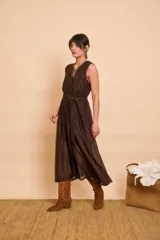 Vestido midi marrón oscuro sin mangas, con escote en V y cinto ajustable en la cintura.