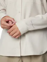 Camisa de senderismo Columbia modelo Silver Ridge Utility, color gris claro, de manga larga, con bolsillos frontales con solapa, botones a presión y tecnología de protección solar y absorción de sudor.