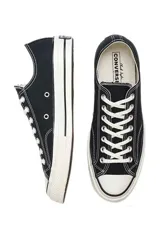 Zapatillas urbanas bajas Converse Chuck 70 Ox color negro con detalles en blanco.