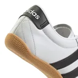 Championes Adidas Grand Court Lo blancos con las tres tiras laterales en negro y suela color caramelo.
