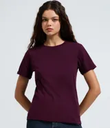 Remera básica de manga corta con cuello redondo y diseño de mangas plegadas, confeccionada en algodón.