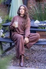 Pantalón tejido de algodón con diseño de rombos en relieve, corte oxford y pretina elástica con cordón ajustable.